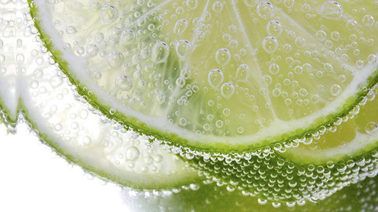 rodajas de lima y gotas de agua