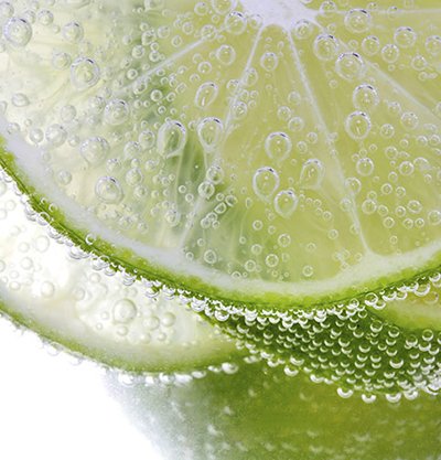 rodajas de lima y gotas de agua