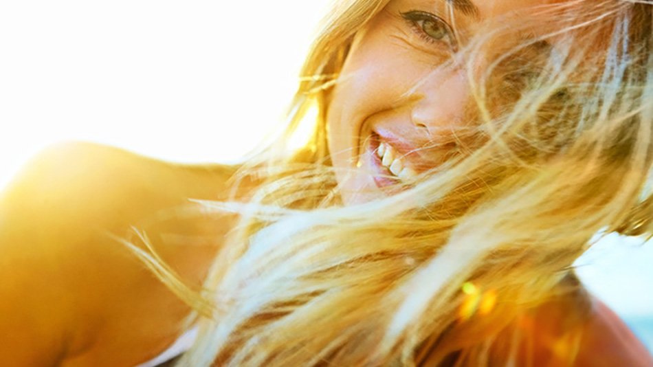 Mujer rubia sonriendo
