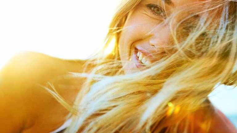 Mujer rubia sonriendo