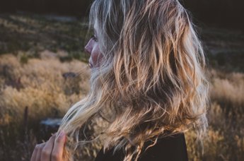 chica rubia con pelo ondulado