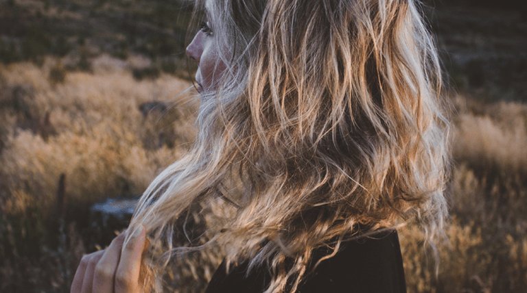 chica rubia con pelo ondulado