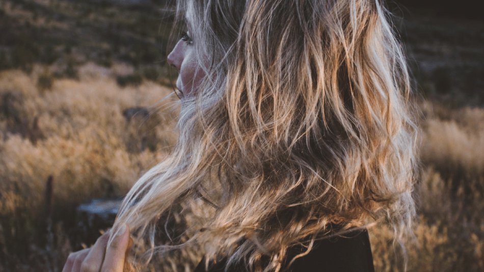 chica rubia con pelo ondulado