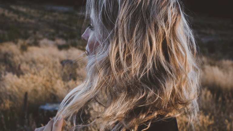 chica rubia con pelo ondulado
