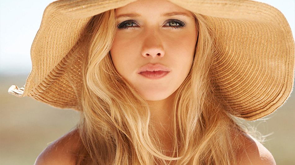 mujer rubia pelo largo y sombrero de paja