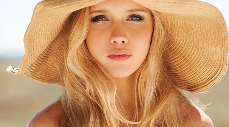 mujer rubia pelo largo y sombrero de paja