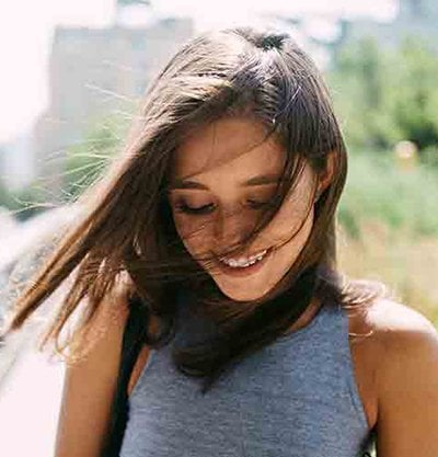 Mujer morena sonriendo