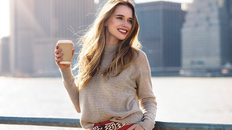 Mujer rubia con café