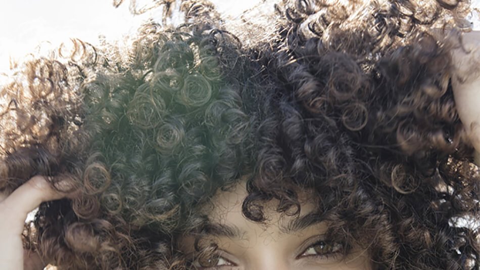Mujer morena con cabello rizado