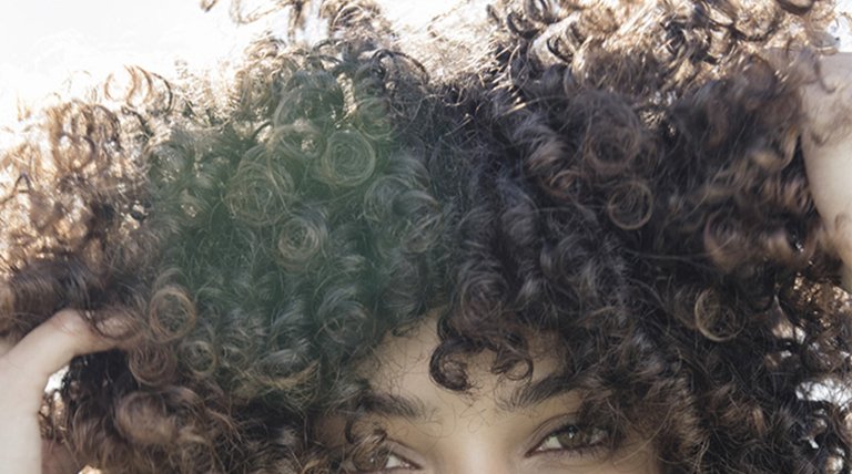 Mujer morena con cabello rizado