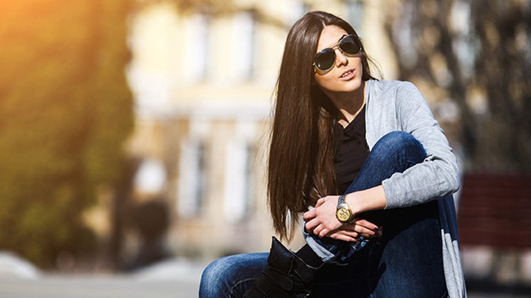 Mujer morena con gafas de sol