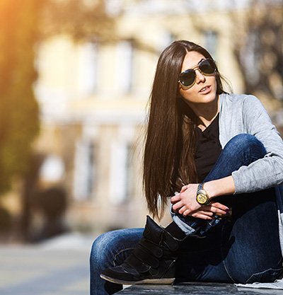 Mujer morena con gafas de sol