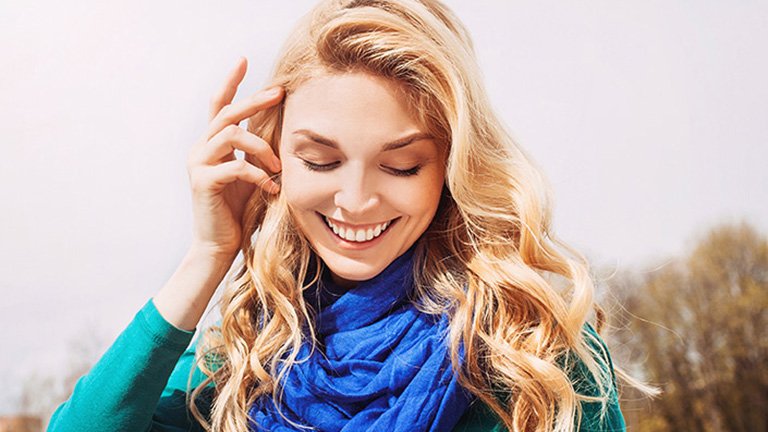 Mujer rubia sonriendo