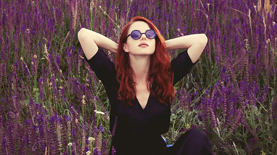 mujer pelirroja con fondo de lavandas
