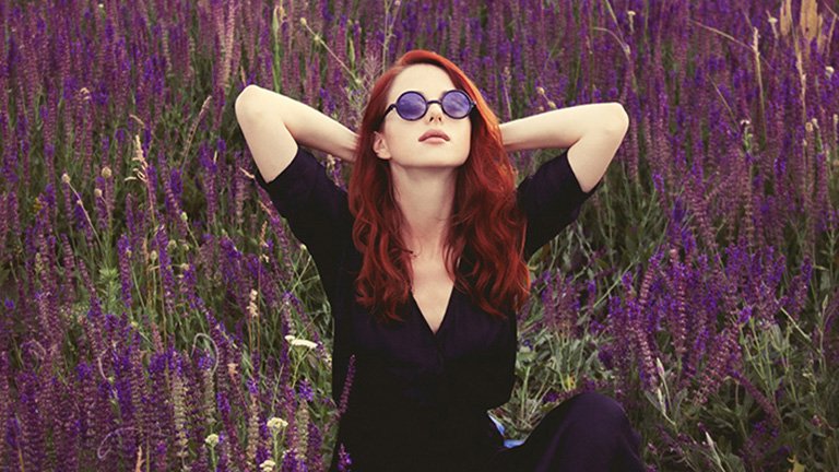 mujer pelirroja con fondo de lavandas