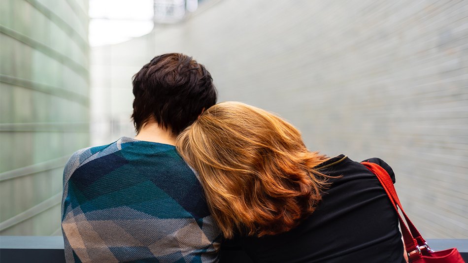 chica apoyando la cabeza en el hombro de un chico