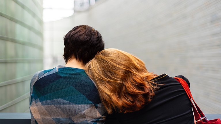 chica apoyando la cabeza en el hombro de un chico
