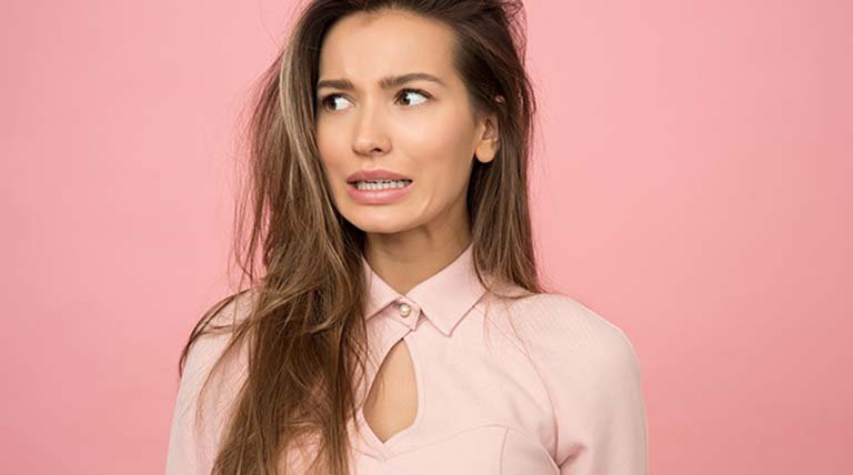 Chica con cara de miedo y pelo revuelto