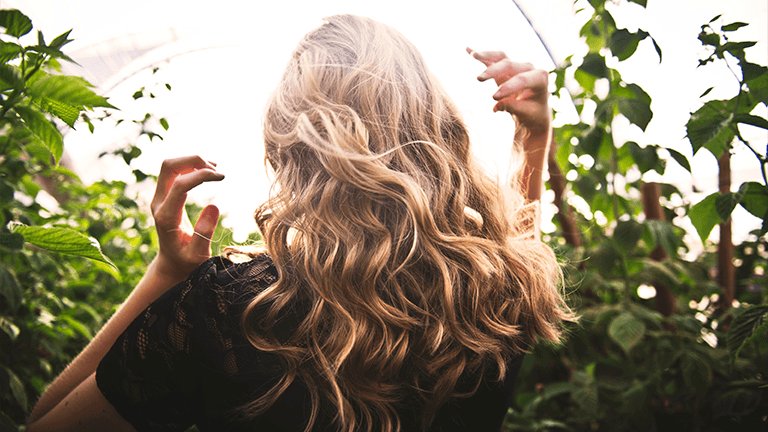 chica rubia con pelo ondulado