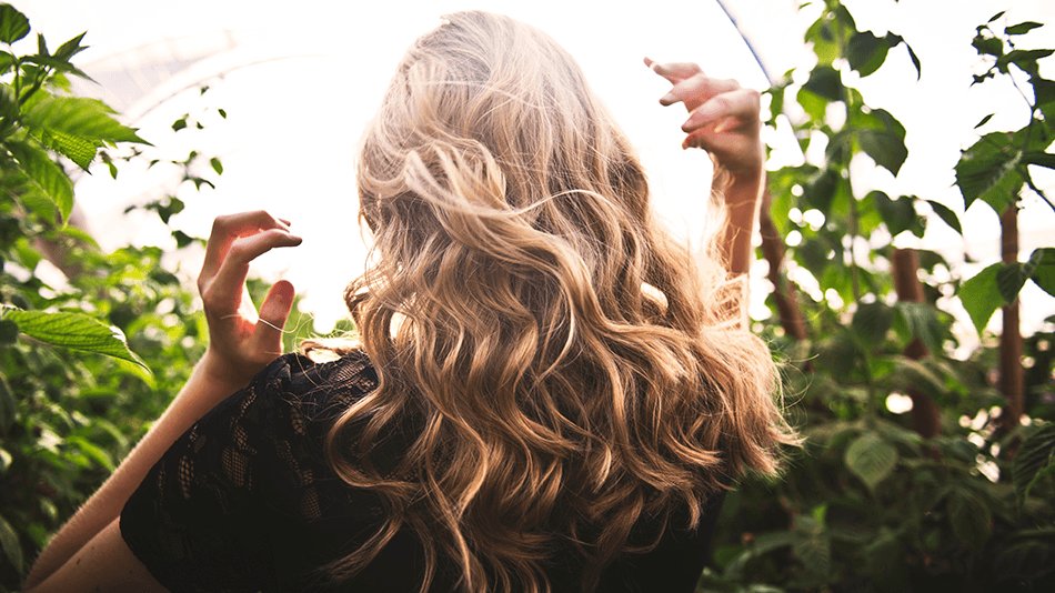 chica rubia con pelo ondulado