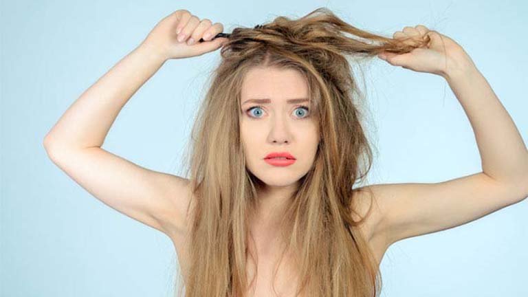 Chica con cara de miedo con pelo enredado