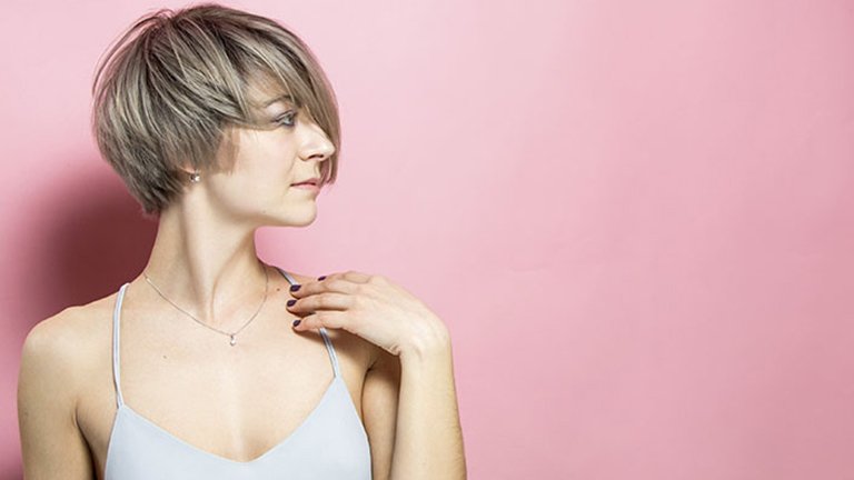 mujer perlo corto con mechas