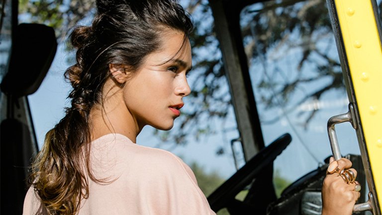 mujer morena de pelo largo con semirecogido