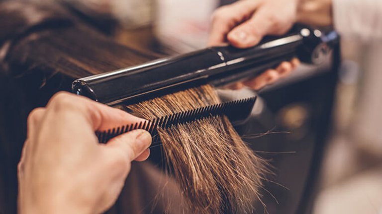alisado de pelo con plancha y peine