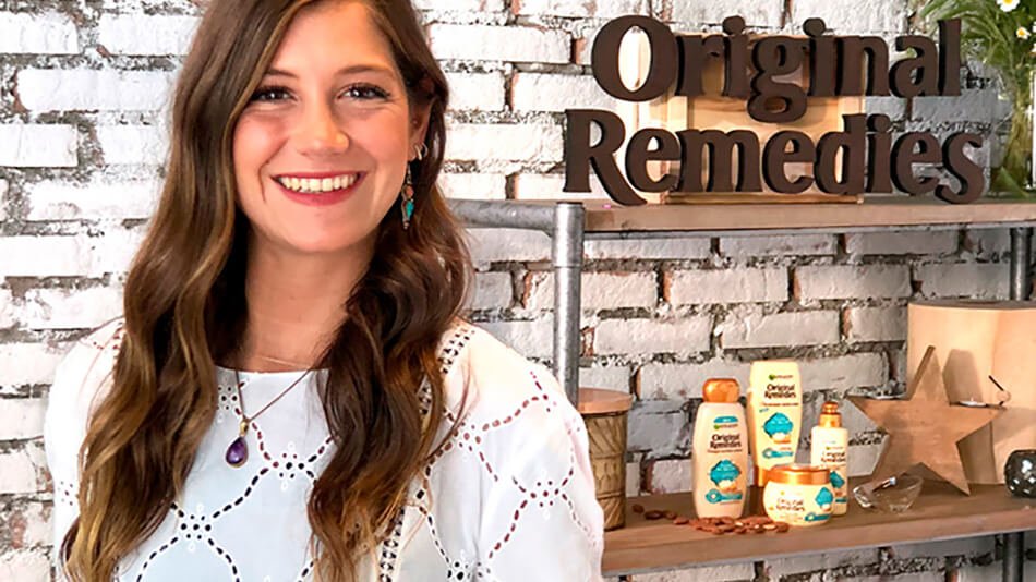 mujer morena con pelo largo ondulado