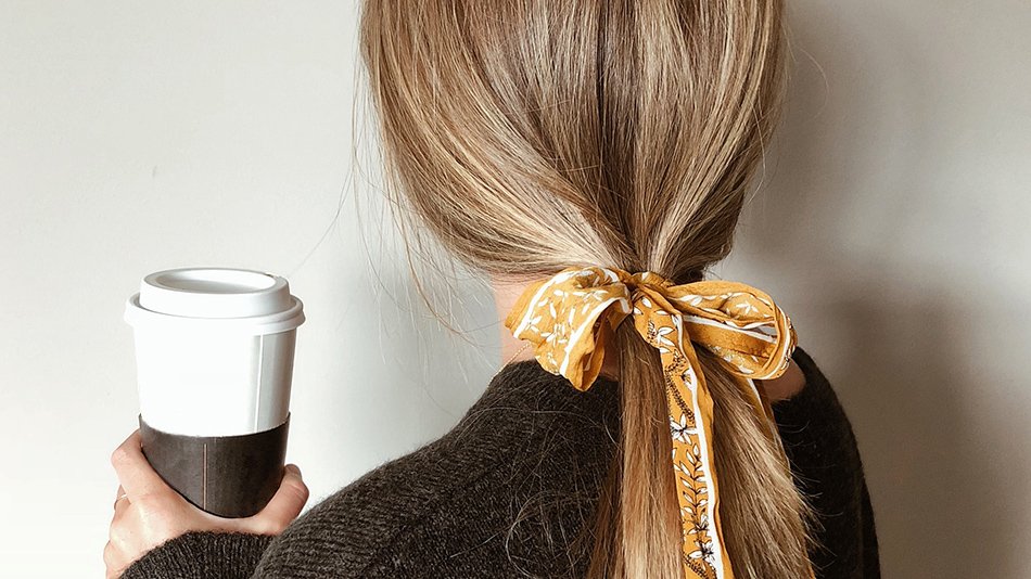 chica con lazo en la coleta