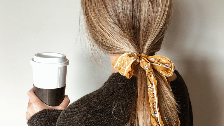 chica con lazo en la coleta