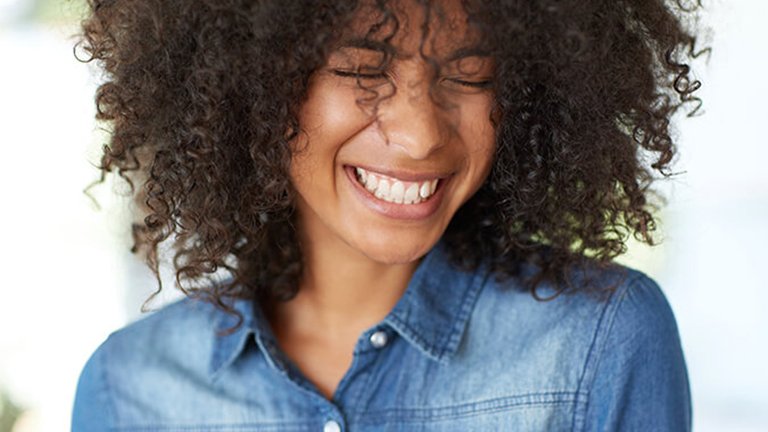 mujer negra con pelo negro muy rizado