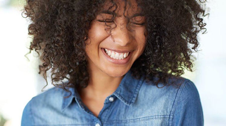 mujer negra con pelo negro muy rizado