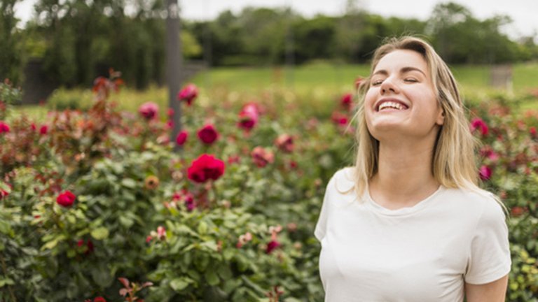 Chica sonriendo con los ojos cerrados