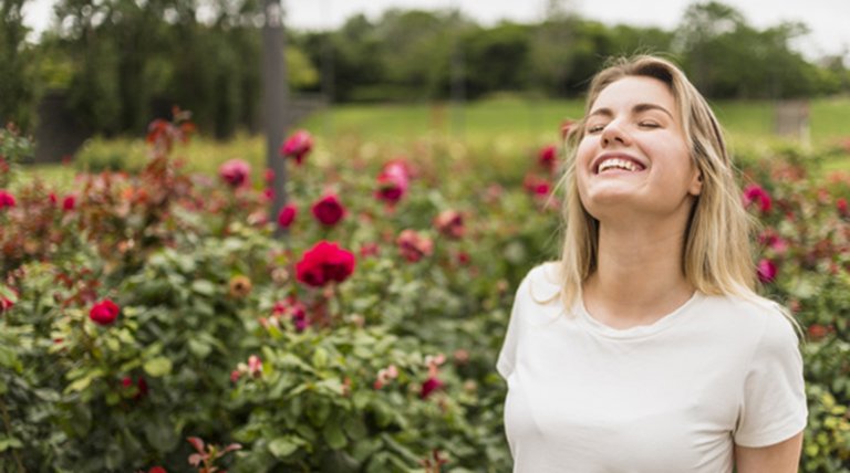 Chica sonriendo con los ojos cerrados