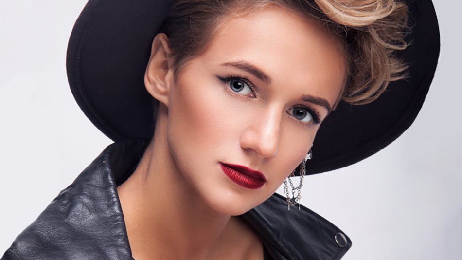 mujer con sombrero pelo corto y labios pintados