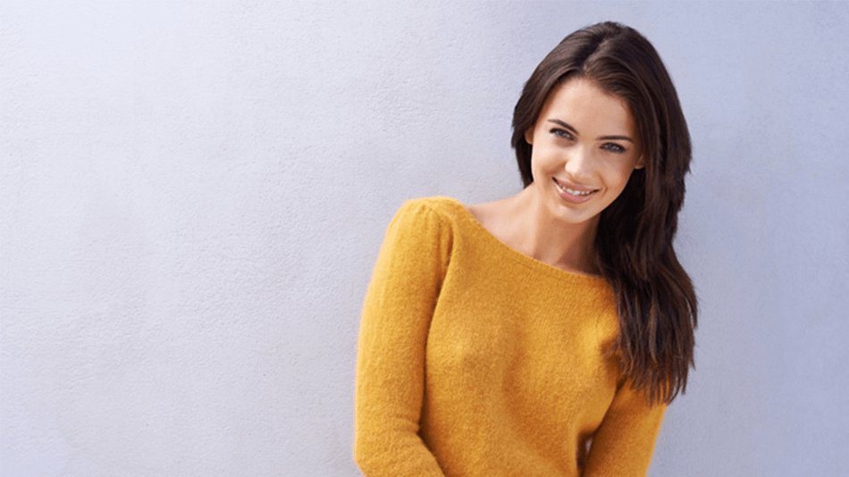 chica morena con jersey amarillo