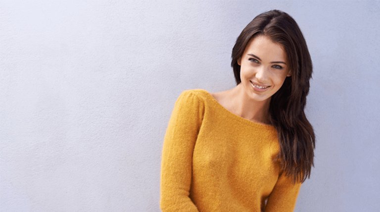 chica morena con jersey amarillo