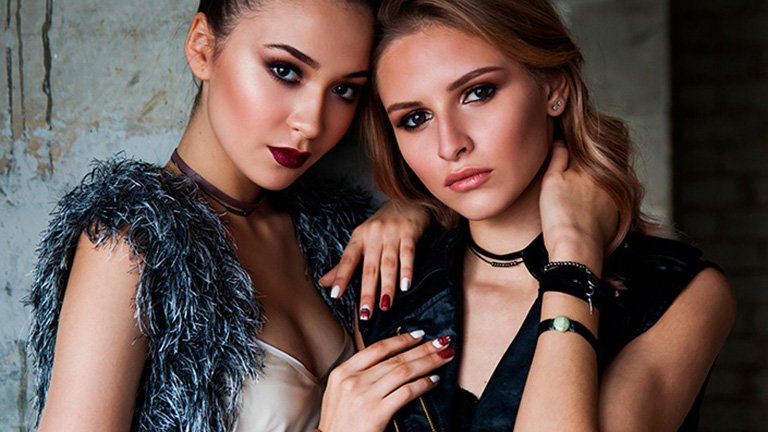 dos mujeres con looks de fiesta