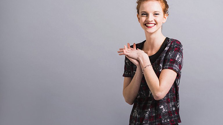 mujer pelirroja con recogido alto
