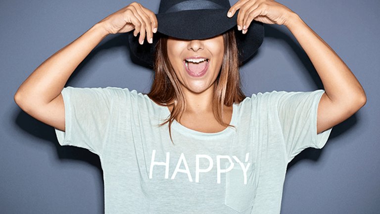 mujer con sombrero y camiseta happy