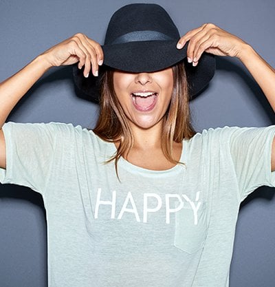 mujer con sombrero y camiseta happy