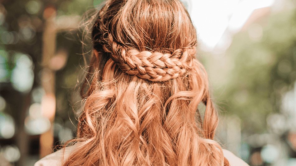 chica con peinado griego