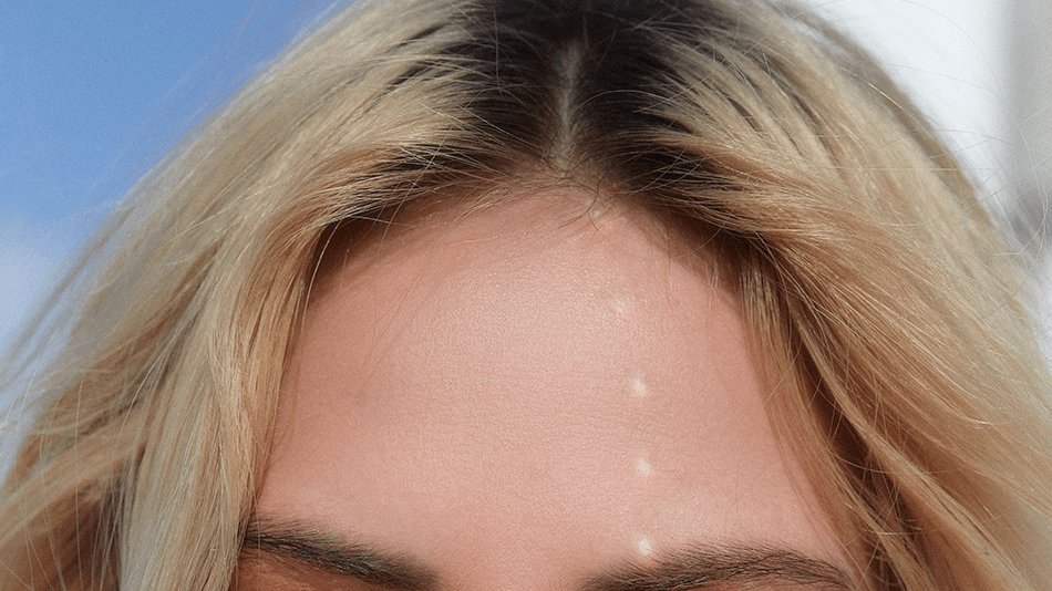 chica rubia con raya en medio