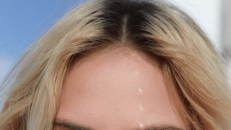 chica rubia con raya en medio