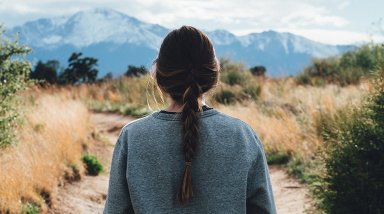 chica con trenza de raíz
