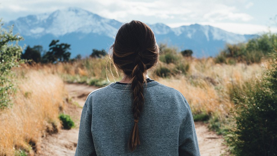 chica con trenza de raíz