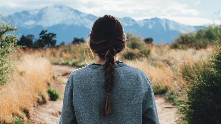 chica con trenza de raíz