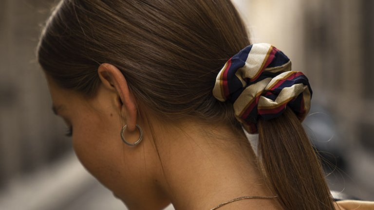 mujer morena con coleta baja