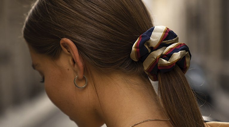 mujer morena con coleta baja
